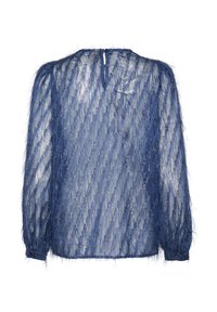 Transparent blå blus med texturerad, fluffig tyg. Har långa ärmar, rund hals och bakknäppning. Diagonal mönsterdetalj.