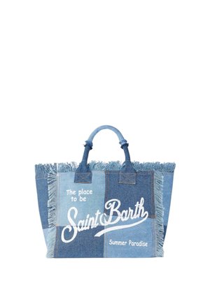 Denim-Patchwork-Einkaufstasche mit fransigen Rändern und weißem Schriftzug "The place to be Saint Barth Summer Paradise" auf der Vorderseite.