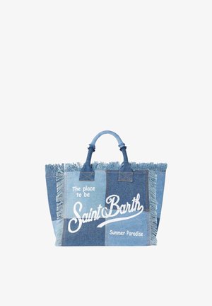 Denim patchwork tote-taske med frynser i kanten og teksten "The place to be Saint Barth Summer Paradise" i hvid skrift foran.