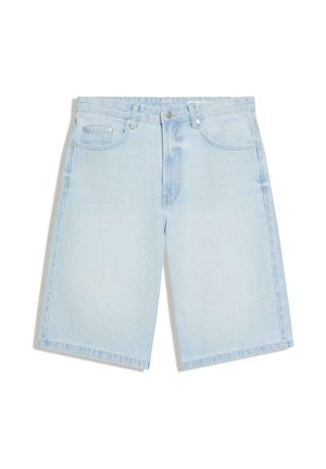 Világoskék farmer rövidnadrág elülső gombbal és cipzárral, övbújtatókkal és ötpocketes kialakítással, fehér háttéren laposan elhelyezve.