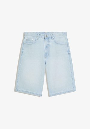 Pantaloni scurți de denim albastru deschis cu nasture și fermoar frontal, bucle pentru curea și stil cu cinci buzunare, așezați plați pe un fundal alb.