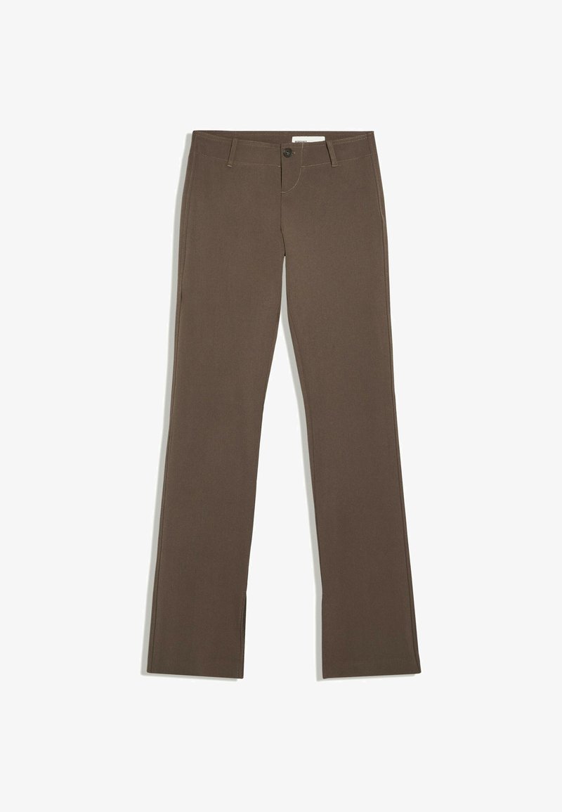 Pantalon droit marron avec passants pour ceinture et fermeture à bouton, posé à plat sur fond blanc.
