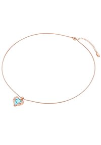 Collana in oro rosa con catena a serpente e pendente a forma di cuore in pietra azzurra, accentuato da pietre trasparenti lungo i bordi.