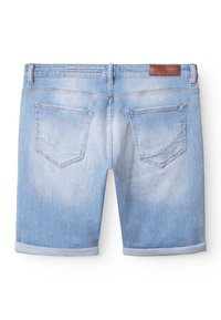 Šviesiai mėlyni džinsiniai šortai su susuktomis apačiomis, turintys dvi galines kišenes ir rudos odos etiketes ant juosmens juostos.