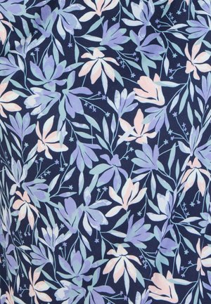 Tela floral con un fondo azul marino, que presenta flores en tonos púrpura pastel y blancas, además de hojas verdes, en un patrón repetido. Textura suave.