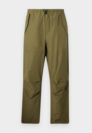 Pantalons droit vert olive avec une taille élastique et un cordon de serrage, dotés de poches latérales et d'une poche à rabat sur la cuisse droite.