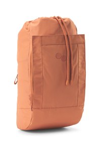 Orangefarbene Stoffrucksack mit Kordelzugverschluss, einer Fronttasche und kleinen runden Akzenten. Glatte Textur und rechteckige Form.