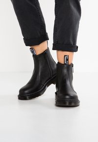 Dr. Martens Stövletter - black