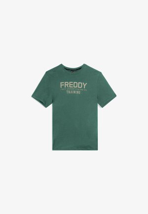 Camiseta de cuello redondo de manga corta verde con "DEPARTAMENTO ATLÉTICO FREDDY ESTABLECIDO EN 1976 ENTRENAMIENTO" impreso en beige en la parte frontal.