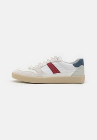 Sneakers bianchi con una striscia rossa e dettagli grigio chiaro. Realizzati in pelle e suede con suola in gomma. Design a taglio basso.