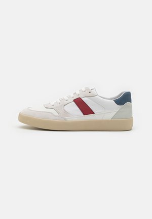Sneakers bianchi con una striscia rossa e dettagli grigio chiaro. Realizzati in pelle e suede con suola in gomma. Design a taglio basso.