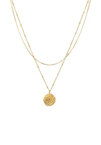 Guld dobbelthalskæde med en spiralvedhæng. Kæderne er tynde med små runde accenter, der fremhæver designets visuelle tekstur.