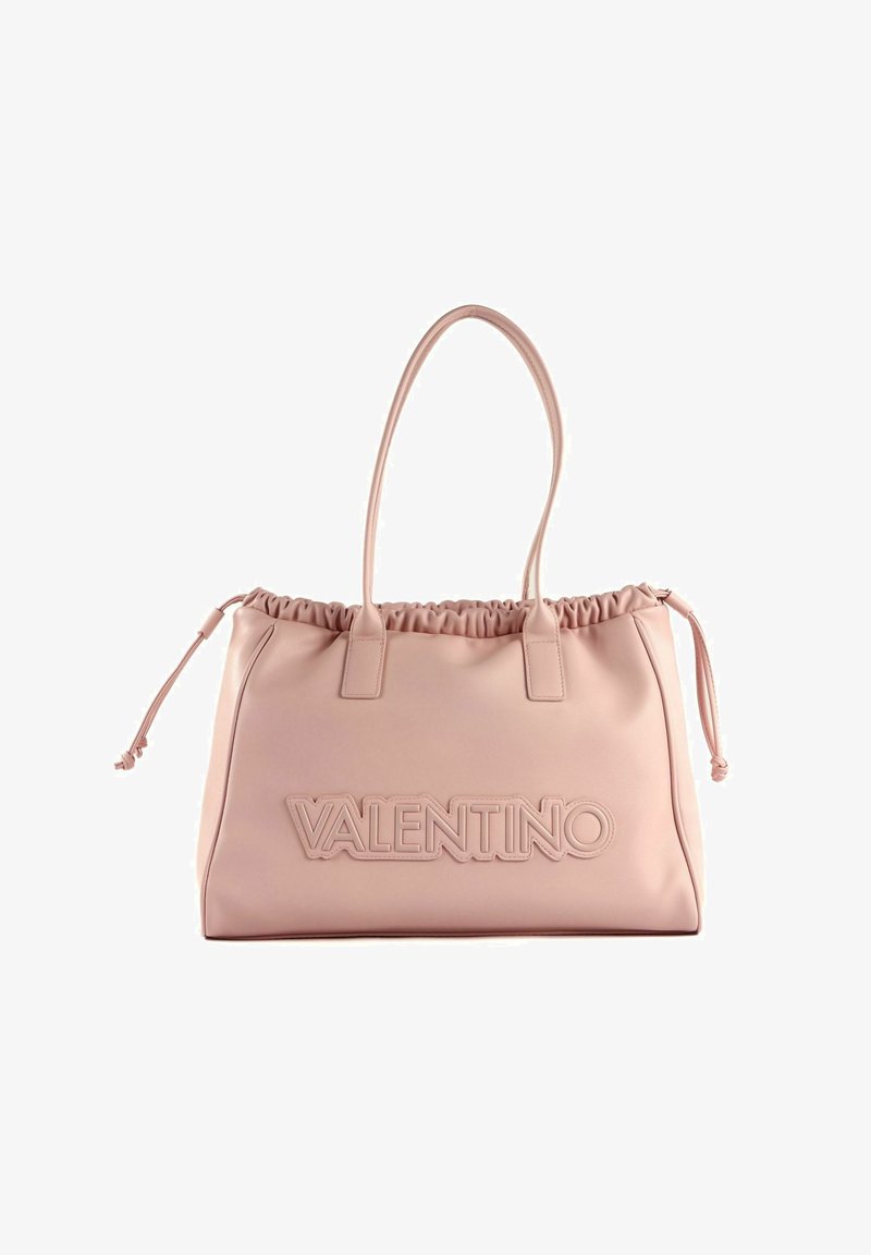 Svetloroza usnjena torba s sprijetim vrhom, dvema ročajoma in vtisnjenim logotipom "VALENTINO" na sprednji strani. Mehka tekstura in prostoren dizajn.