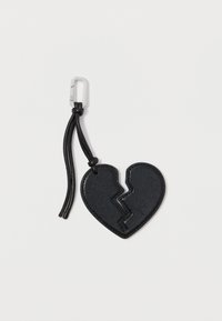 Portachiavi a forma di cuore nero con un design crepato, realizzato in pelle testurizzata, con un cordino nero e un attacco in metallo argentato.