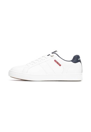 Zapatillas deportivas blancas con un acabado suave, acento en el talón azul marino y logo rojo. Presentan tres rayas y una suela de goma para mayor adherencia.