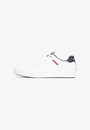 Zapatillas deportivas blancas con un acabado suave, acento en el talón azul marino y logo rojo. Presentan tres rayas y una suela de goma para mayor adherencia.