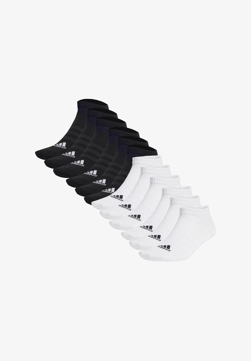 Dziesięć par skarpetek do kostek w kolorze czarnym i białym, z ribbowanym ściągaczem i logo Adidas w kontrastowym kolorze po bokach.