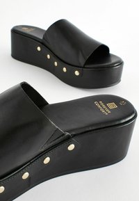 Next FOREVER COMFORT STUDDED REGULAR FIT - Matalakantaiset pistokkaat - black