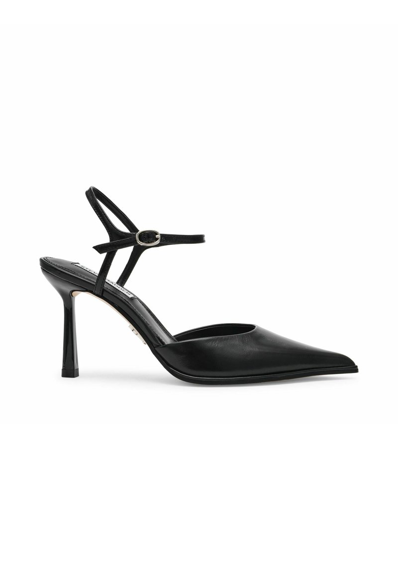 Scarpa nera in pelle con tacco alto, punta affusolata, cinturino alla caviglia e dettagli con fibbia. Texture liscia e design elegante con finitura lucida.