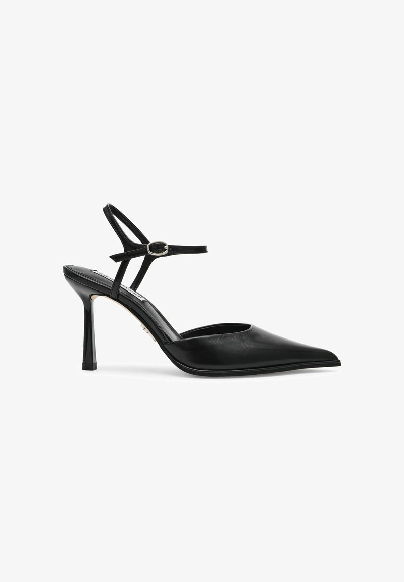 Scarpa nera in pelle con tacco alto, punta affusolata, cinturino alla caviglia e dettagli con fibbia. Texture liscia e design elegante con finitura lucida.