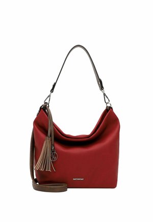 Bolso blando rojo con correa de hombro marrón ajustable y detalle de borla, herrajes plateados y pequeño logo de la marca en el frente.