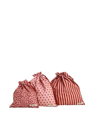 Tres bolsas de tela con cordón en rosa y rojo con estampados pequeños de leopardo, pequeños corazones y rayas verticales sobre fondo blanco.