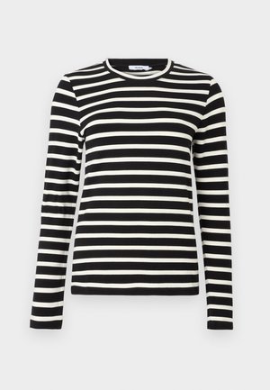 Črno-bela črtasta majica z dolgimi rokavi in okroglim izrezom, izdelana iz mehke tkanine, z enakomernimi horizontalnimi črtami in standardnim krojem.