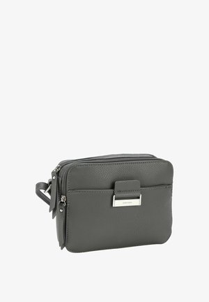 Borsa in pelle grigia con una superficie texturizzata. Presenta due scomparti con zip, una tasca frontale e un'accoppiatura metallica sulla chiusura.