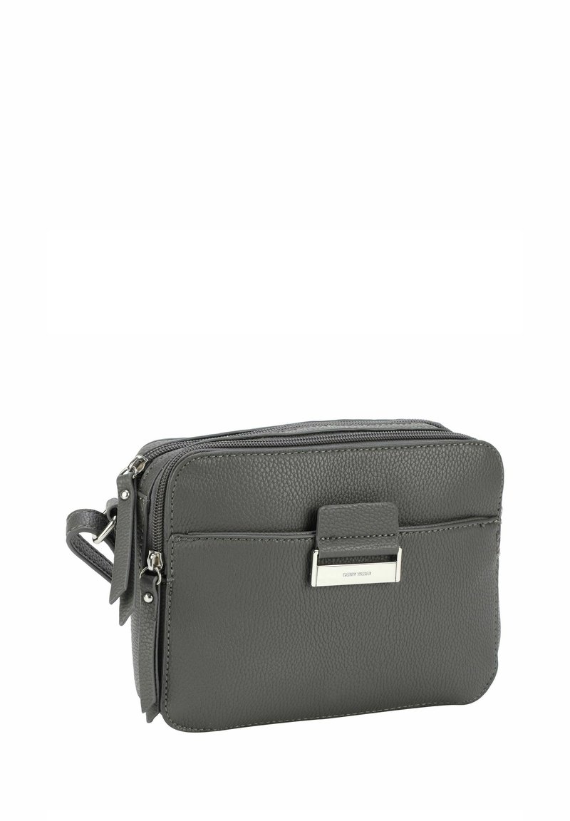 Graue Lederhandtasche mit strukturiertem Oberflächen. Verfügt über zwei Reißverschlussfächer, eine Vordertasche und eine metallische Akzentuierung am Verschluss.