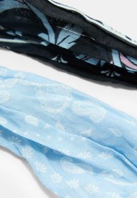 To hovedbånd i stof: det ene i sort med blomster mønstre, det andet i lyseblå med paisley-designs. Begge er bløde og strukturerede.