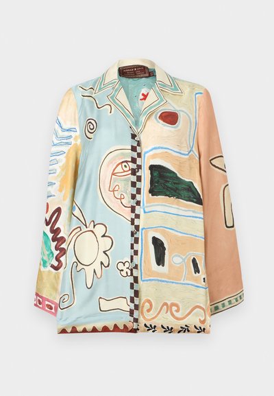 Πουκάμισο με μακριά μανίκια και κουμπιά, με αφηρημένα πολύχρωμα σχέδια που περιλαμβάνουν πρόσωπα, λουλούδια, γεωμετρικά σχήματα και καμπύλες σε παστέλ μπλε, μπεζ και ροδακινί φόντο.