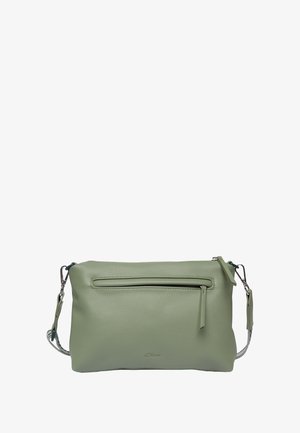 Sac bandoulière en cuir vert avec une finition texturée, une fermeture zippée supérieure et une poche zippée à l'avant. Dispose d'une sangle réglable et d'un logo subtil.