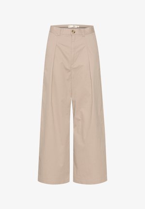 Pantaloni beige a gamba larga realizzati in tessuto leggero, con chiusura a bottone e pieghe frontali per un tocco di dettaglio. Texture liscia.