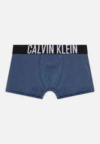 Boxer in cotone blu con cintura elastica nera che presenta il logo "CALVIN KLEIN" in bianco. Texture liscia, vestibilità aderente e design semplice.