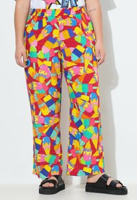 Pantaloni a palazzo colorati e con fantasia, caratterizzati da motivi di gelato in rosa, giallo, verde, blu e rosso. Vita elastica e tasche laterali visibili.