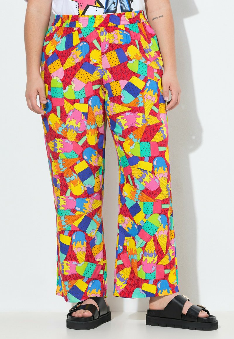 Pantaloni a palazzo colorati e con fantasia, caratterizzati da motivi di gelato in rosa, giallo, verde, blu e rosso. Vita elastica e tasche laterali visibili.