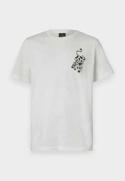 Balta medvilninė marškinėlių su apvaliu kaklu ir trumpomis rankovėmis. Kairėje krūtinės dalyje yra juodos spalvos meno dizainas.