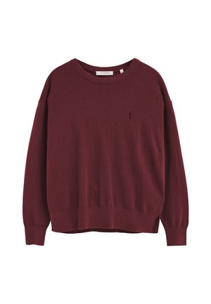 Jersey de cuello redondo y mangas largas color granate con puños y dobladillo acanalados, con un pequeño logo bordado en el pecho izquierdo.