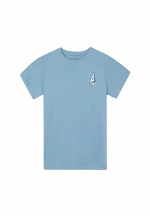 Camiseta de manga corta de color azul claro con gráfico pequeño de velero en el área del pecho izquierdo.