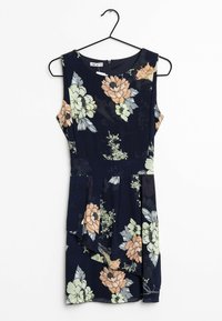 Robe florale en tissu léger, présentant un fond bleu marine avec des motifs floraux orange et verts, sans manches et avec des détails plissés.