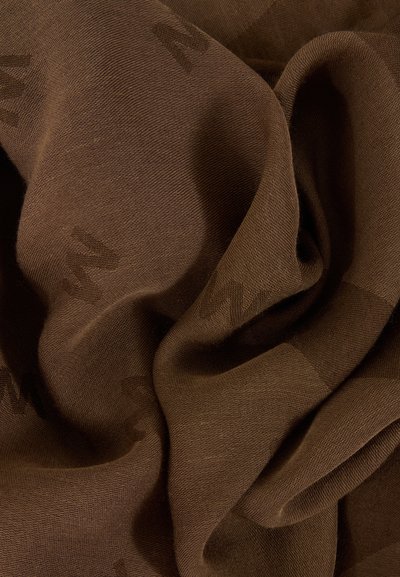 Tissu marron doux avec des motifs subtils de lettres tissées et des plis doux créant texture et profondeur.