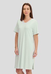Camisón de manga corta en verde claro con un sutil patrón de espiga, escote en V, ribete de encaje y aberturas laterales para mayor comodidad y facilidad de movimiento.