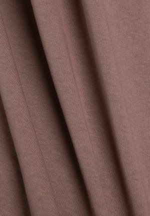 Gebreide stof in een stoffige rozenkleur, met een gladde textuur en subtiele rek, en diagonale lijnen van het vouwen.