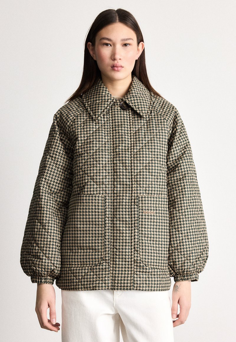 Prošívaná péřová bunda v hnědém vzoru psa zub, s velkým límcem, elastickými rukávy a dvěma předními kapsami. Hladká, polstrovaná textura.