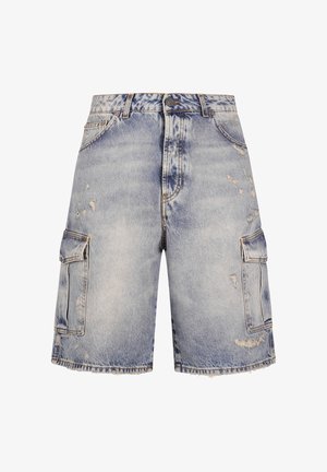 Jasnoniebieskie szorty bojówki z przetarciami, zapinane na guzik z przodu, z szlufkami na pasek, bocznymi kieszeniami z klapą i niestarannie wykończonymi krawędziami.