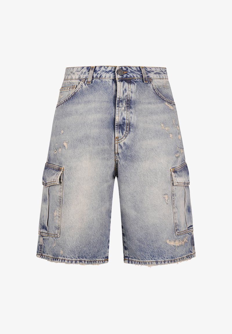 Pantalones cortos cargo de mezclilla azul claro desgastada con botón frontal, trabillas para cinturón, bolsillos laterales con solapa y dobladillo sin rematar.