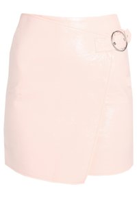 Růžová zavinovací sukně z umělé kůže s kulatou stříbrnou sponou, texturovaným povrchem a asymetrickým lemem v moderním designu.