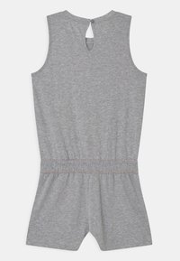 Sukienka bez rękawów w kolorze szarym z elastycznym, marszczonym paskiem w talii, krótkimi nogawkami i zapięciem w kształcie łezki na plecach przy szyi.