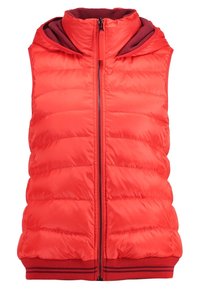 Gilet rosso imbottito con zip frontale, dotato di un alto colletto e dettagli in un cappuccio bordeaux scuro. Orlo inferiore a coste con strisce doppie.