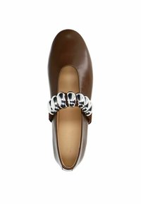 Chaussure en cuir marron avec un embout arrondi, dotée d'une sangle à boucle métallique brillante à l'avant, texture lisse et design minimaliste.